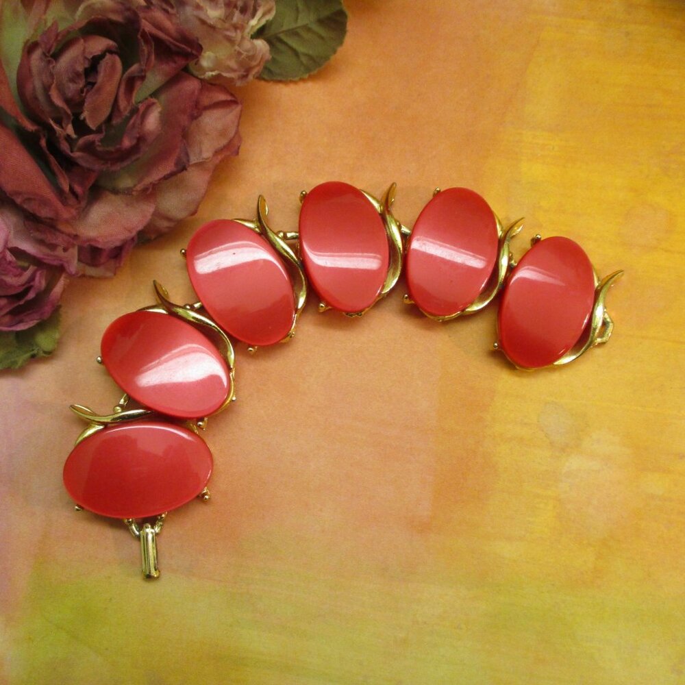 VINTAGE Coral Lucite Gold Link Bracelet ~ 1960s Oval Coral Gold Swirl Bracelet